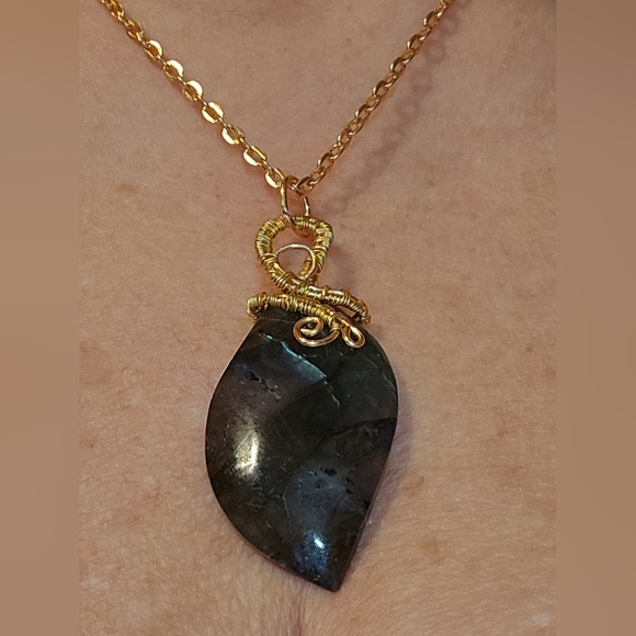 Labradorite Freeform Wrapped in Gold Tarnish Resistant Wire Pendant Necklace NWT - Picture 7 of 8